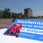 A protest sign reads "Blasfemia no es arte, es ataque" with the UNAM's central library in the background.