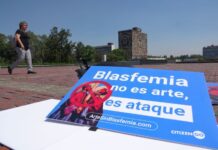 A protest sign reads "Blasfemia no es arte, es ataque" with the UNAM's central library in the background.