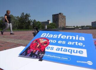 A protest sign reads "Blasfemia no es arte, es ataque" with the UNAM's central library in the background.