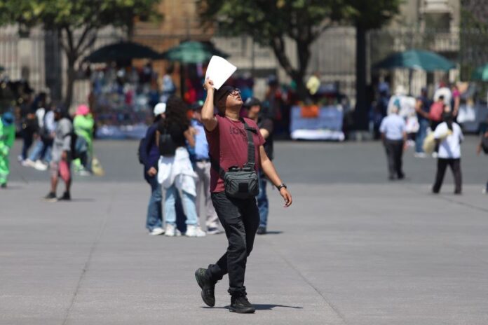 Break out the sunblock — it's heat wave season once again in Mexico!