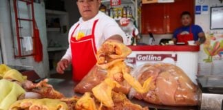 The average price per kilo of a whole chicken in a public market rose from 52.60 pesos (US $2.57) in February 2024, to 75.20 (US $3.57) in February 2025. 