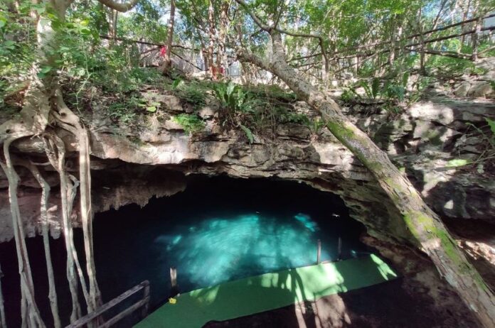 The clear blue waters of the Dzombakal cenote in Yucatán