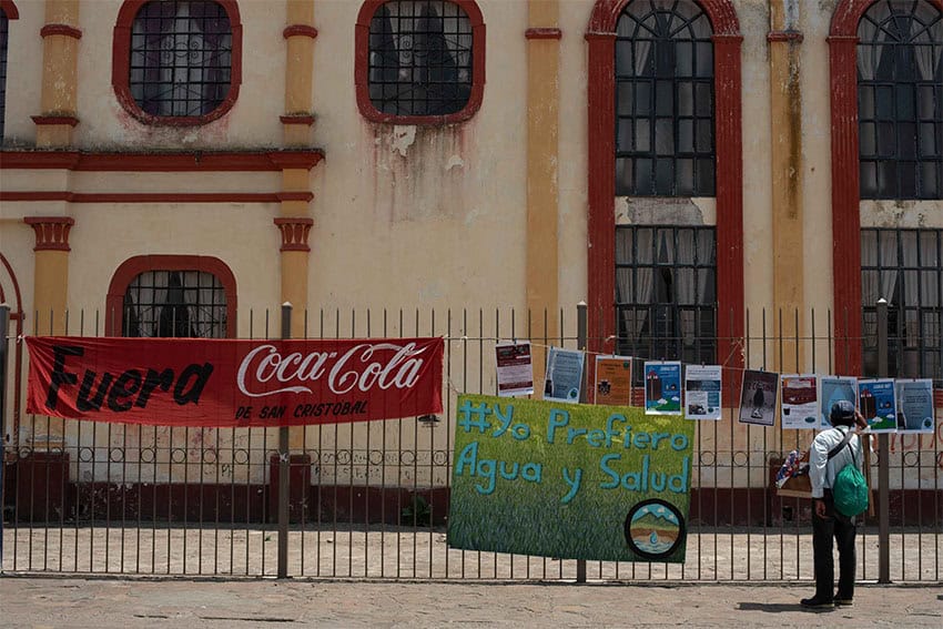 Un letrero que protesta contra Coca-Cola fuera de una escuela mexicana