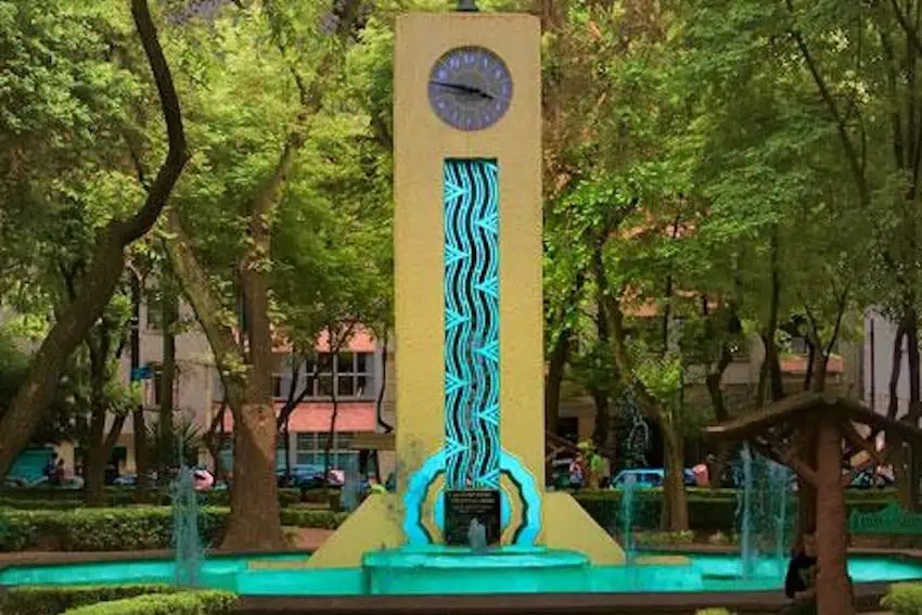 Una torre de reloj art deco en el parque México Ciudad de México