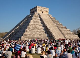 El Castillo pyramid at Chichén Itzá