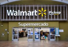 Facade of the entrance to a Walmart store in Mexico.