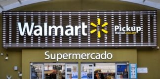 Facade of the entrance to a Walmart store in Mexico.
