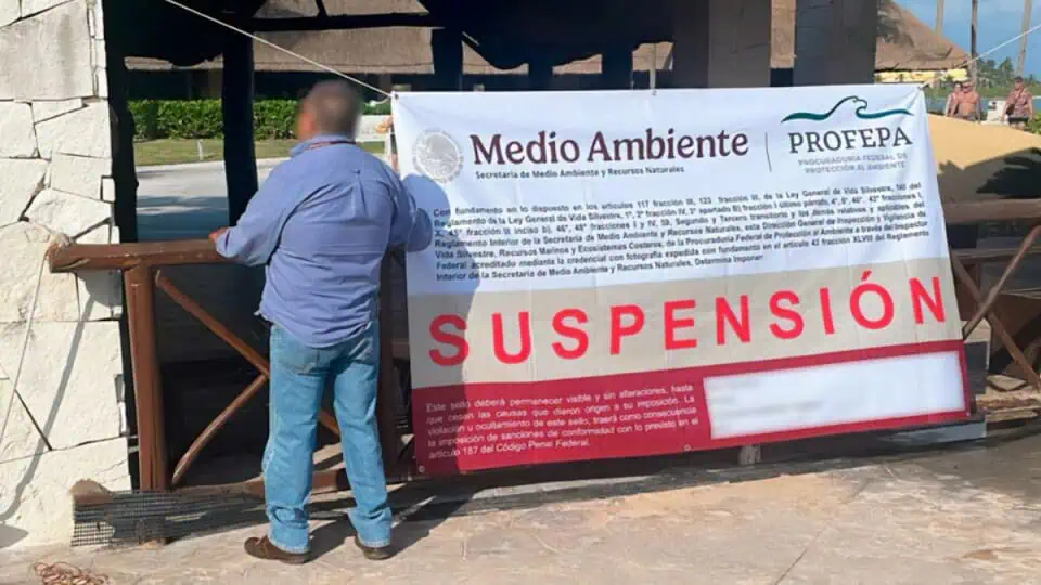 Official banner announcing the suspension of the dolphin show.