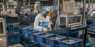 Makendy, un refugiado haitiano en México, trabaja en su turno en Exedy Dynax, una empresa japonesa que fabrica autopartes en Aguascalientes, México, después de haber participado en el Programa de Integración Local.