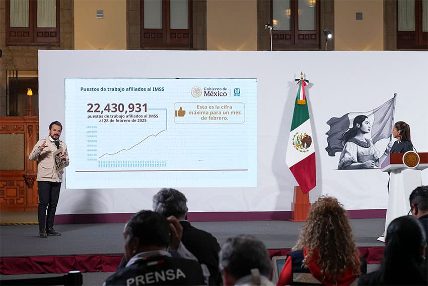 IMSS Director Zoé Robledo shares numbers related to formal sector job growth as President Claudia Sheinbaum looks on