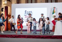 The president invited children to perform music onstage during her morning press conference on April 30, Children's Day in Mexico.