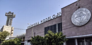 A Grupo Modelo industrial brewery building with a sign reading "Cerveceria Modelo"