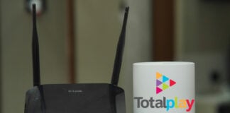 A modem with the TotalPlay internet logo