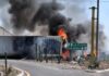 A semi trailer on fire blocks a Michoacán highway