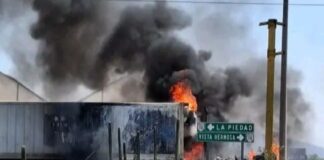 A semi trailer on fire blocks a Michoacán highway