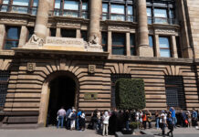 People line up outside the Bank of Mexico, an ornate art deco building