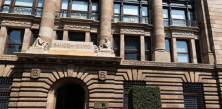 People line up outside the Bank of Mexico, an ornate art deco building