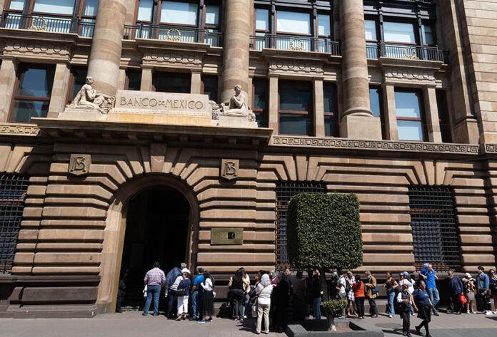 People line up outside the Bank of Mexico, an ornate art deco building