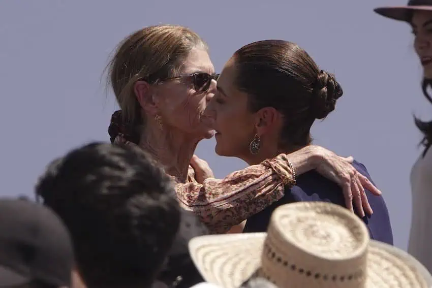 Sheinbaum hugs her mother, Annie Pardo.