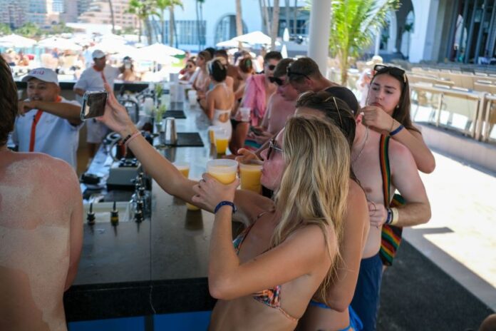Foreign tourists party in Mexico