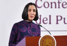Luz Elena González speaking at podium