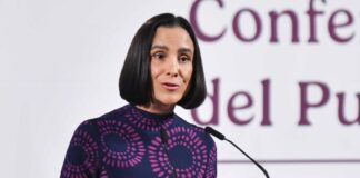 Luz Elena González speaking at podium