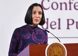 Luz Elena González speaking at podium