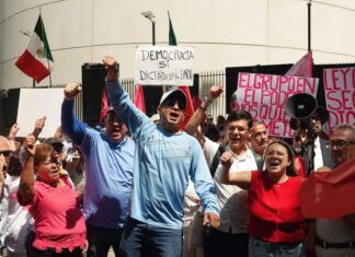Protesters demanding freedom of expression in Mexico