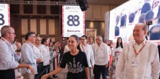 President Sheinbaum and business leaders celebrate new credit deal.