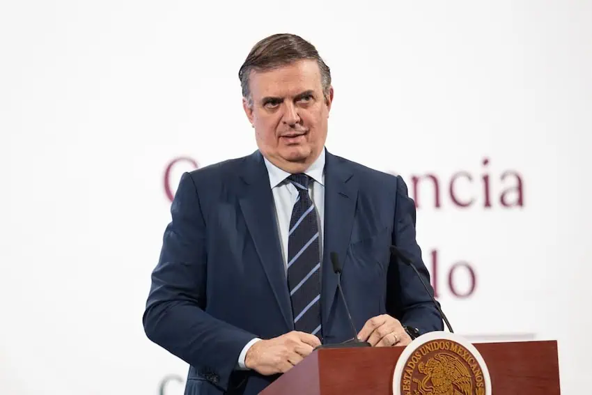 marcelo ebrard at a podium