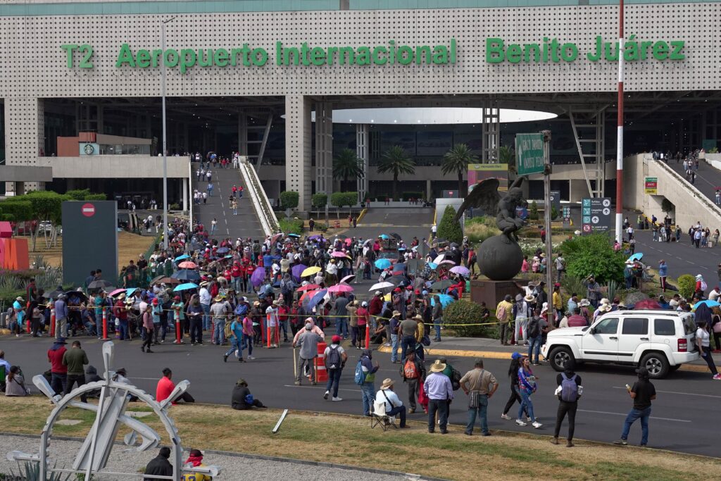 CNTE union protestors block entrance to Benito Juarez terminal 2.