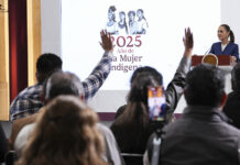 reporters raise their hands at Sheinbaum's morning press conference