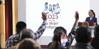 reporters raise their hands at Sheinbaum's morning press conference