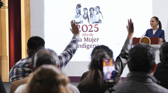 reporters raise their hands at Sheinbaum's morning press conference