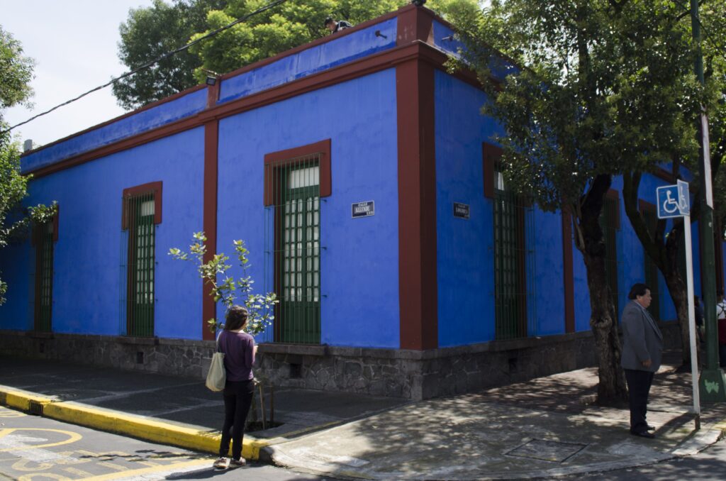 Street view of the Museo Casa Azul in Coyocán.