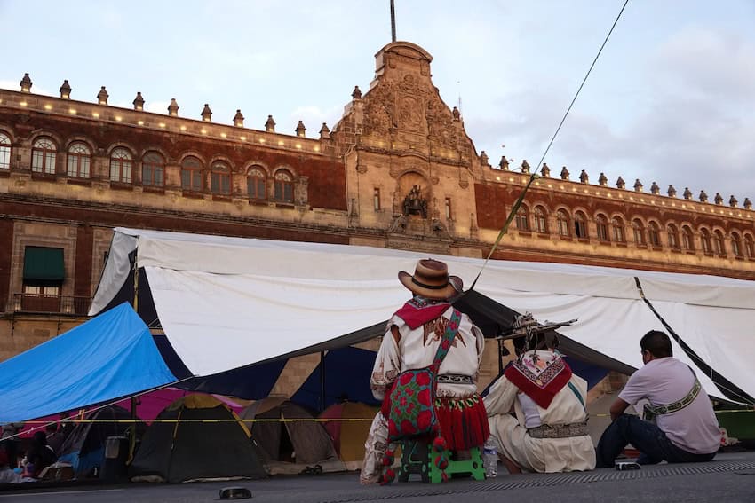 Ingigenous with tents successful the Zócalo