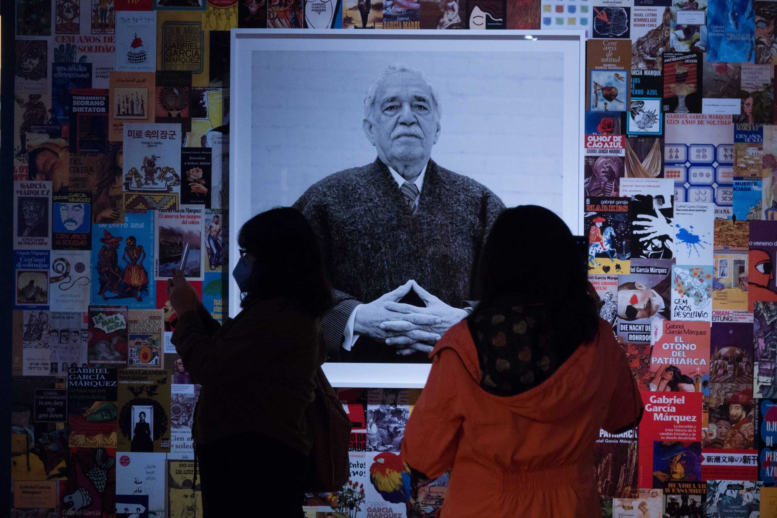 A foto of Gabriel Garcia Marquez at an exposition of his works