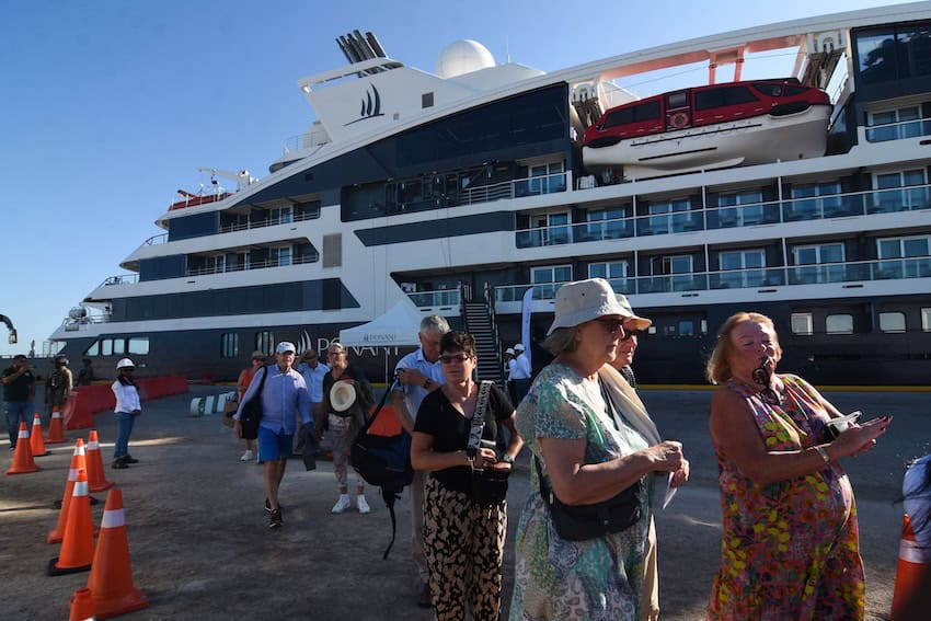 arriving criuise ship passengers