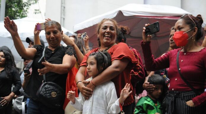 A mother and daughter enjoy a Mother's Day event in Mexico City in 2023.