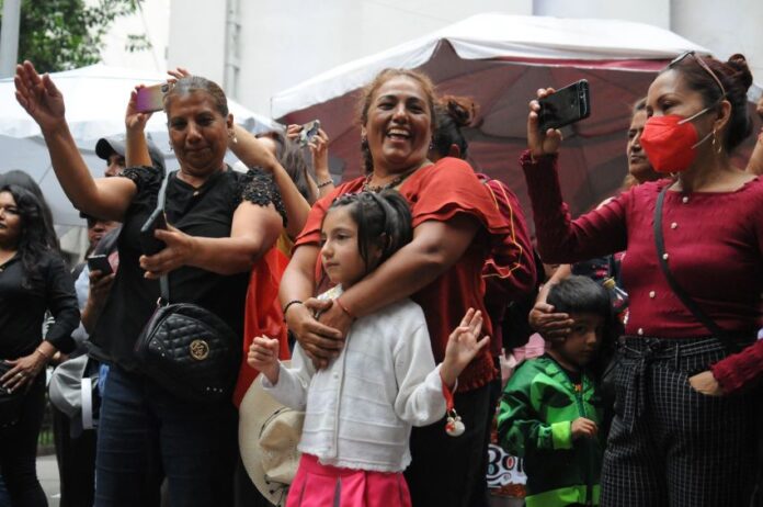 A mother and daughter enjoy a Mother's Day event in Mexico City in 2023.