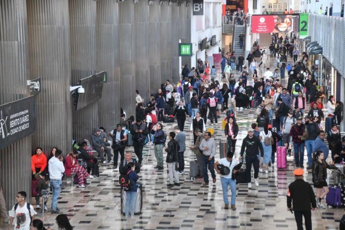 Crowds of travelers in the halls of Mexico City International Airport