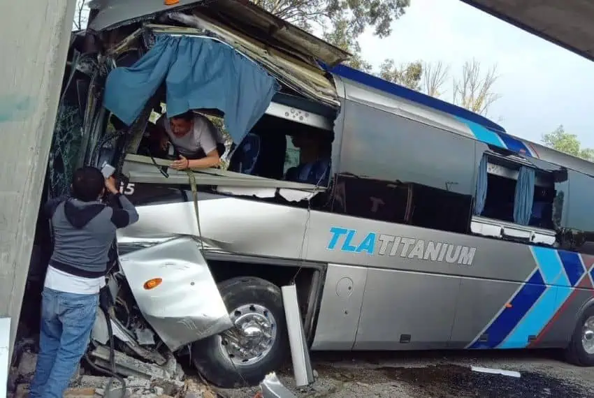 Puebla highway crash kills 21 in multi-vehicle accident
