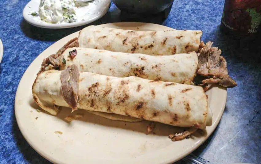Three Tacos Arabs exchanged on a tray, which is an instance of a publa food