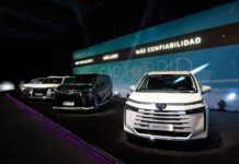 GAC Chinese cars sit on a stage in a Mexican showroom in front of a banner reading "GAC Hybrid: Mas confiabilidad"