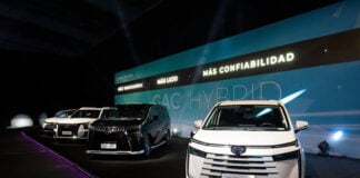 GAC Chinese cars sit on a stage in a Mexican showroom in front of a banner reading "GAC Hybrid: Mas confiabilidad"