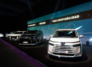 GAC Chinese cars sit on a stage in a Mexican showroom in front of a banner reading "GAC Hybrid: Mas confiabilidad"