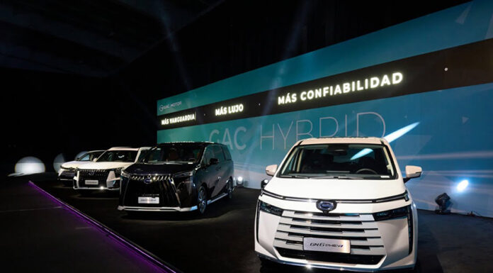 GAC Chinese cars sit on a stage in a Mexican showroom in front of a banner reading "GAC Hybrid: Mas confiabilidad"