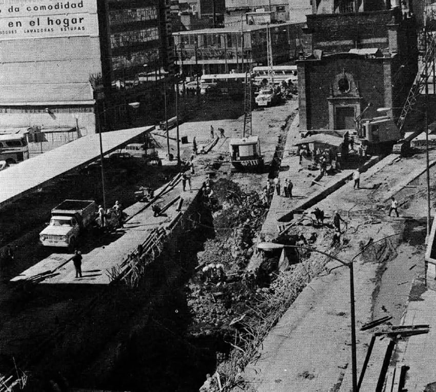 A historical photo of construction on the Mexico City Metro