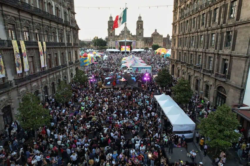 Mexico is a mass event and a street feeding on the city Sokalo