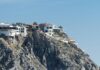 A luxury house on a cliff overlooks the Pacific ocean.